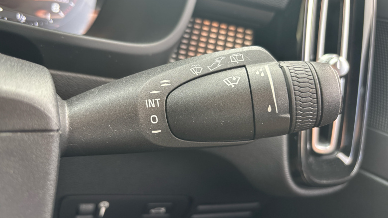 Volvo Xc40 2.0 T4 R DESIGN 5dr AWD Geartronic Petrol Estate